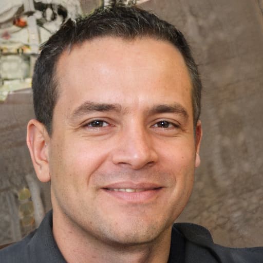 Linksmas vyras fotografuojasi