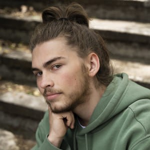 Vyras parėmęs galvą ant rankos